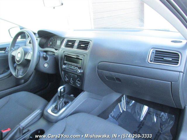 Photo of 2014 Platinum Gray Metallic Volkswagen Jetta