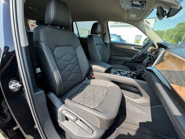 Photo of 2025 Black Pearl Volkswagen Atlas