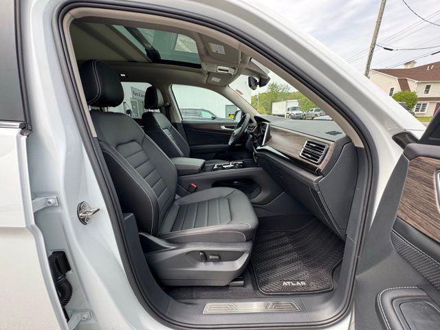 Photo of 2025 White Pearl Volkswagen Atlas