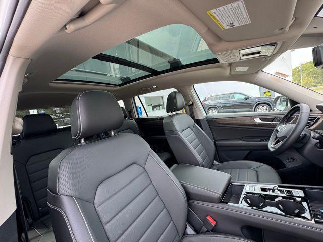Photo of 2025 White Pearl Volkswagen Atlas