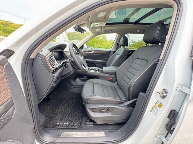 Photo of 2025 White Pearl Volkswagen Atlas