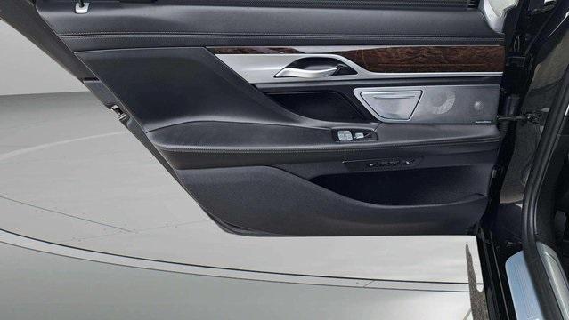 Photo of 2020 Black Sapphire Metallic BMW M760