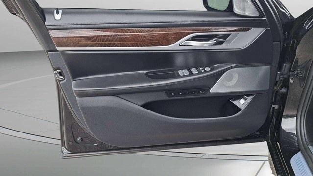 Photo of 2020 Black Sapphire Metallic BMW M760