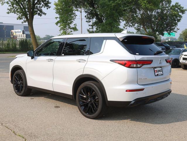 Photo of 2023 White Mitsubishi Outlander