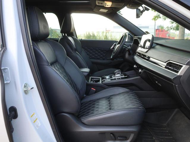 Photo of 2023 White Mitsubishi Outlander