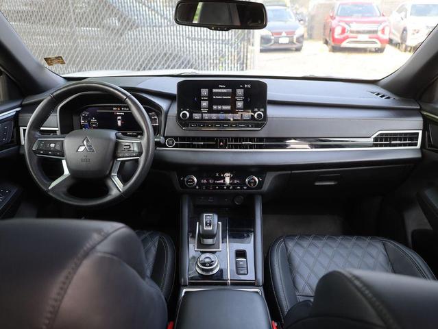 Photo of 2023 White Mitsubishi Outlander