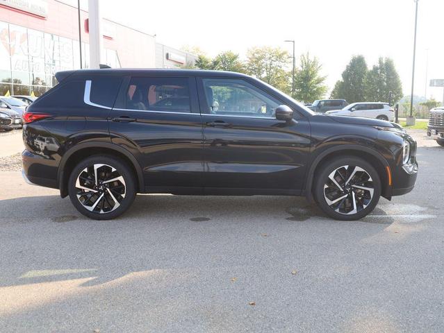 Photo of 2024 Labrador Black Pearl Mitsubishi Outlander