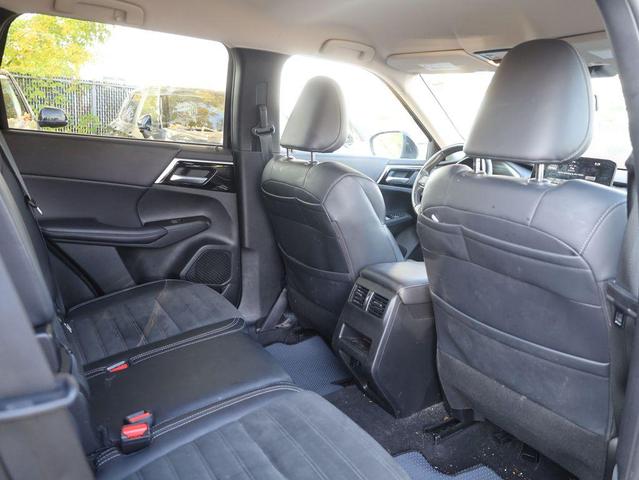 Photo of 2024 Labrador Black Pearl Mitsubishi Outlander