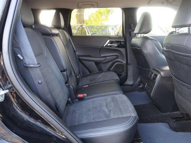 Photo of 2024 Labrador Black Pearl Mitsubishi Outlander