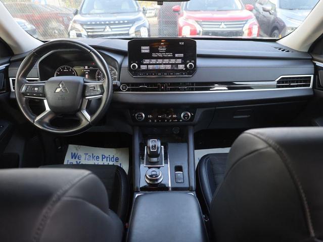 Photo of 2024 Labrador Black Pearl Mitsubishi Outlander