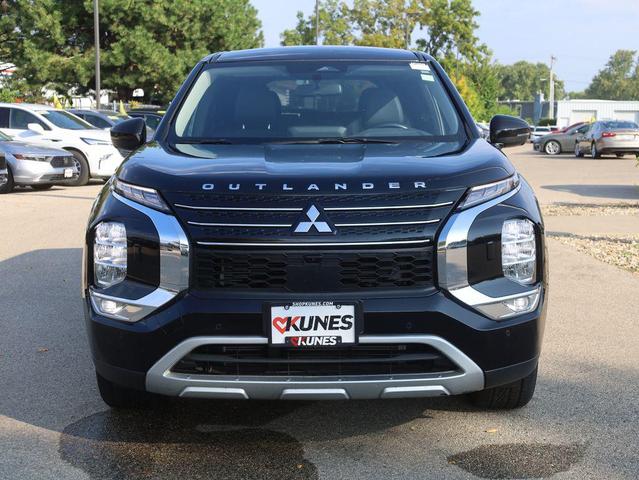 Photo of 2024 Labrador Black Pearl Mitsubishi Outlander