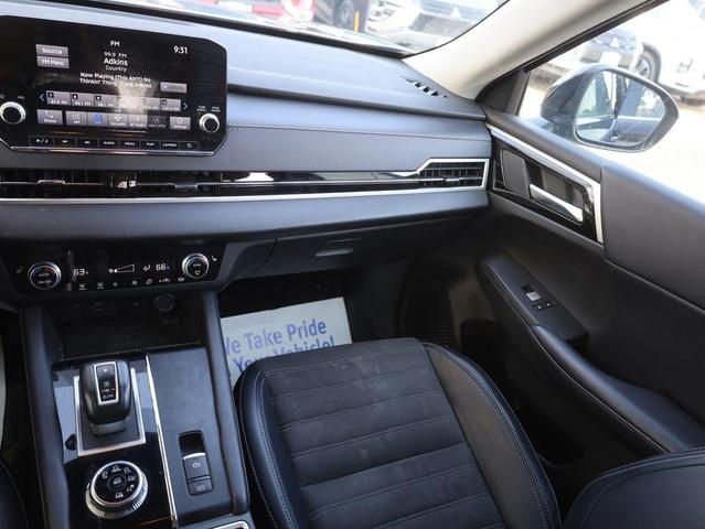 Photo of 2024 Labrador Black Pearl Mitsubishi Outlander