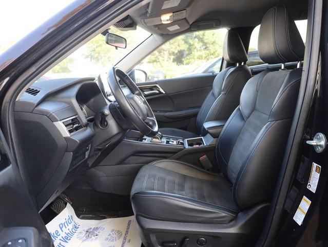 Photo of 2024 Labrador Black Pearl Mitsubishi Outlander