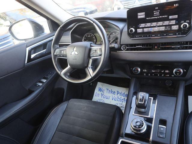 Photo of 2024 Labrador Black Pearl Mitsubishi Outlander