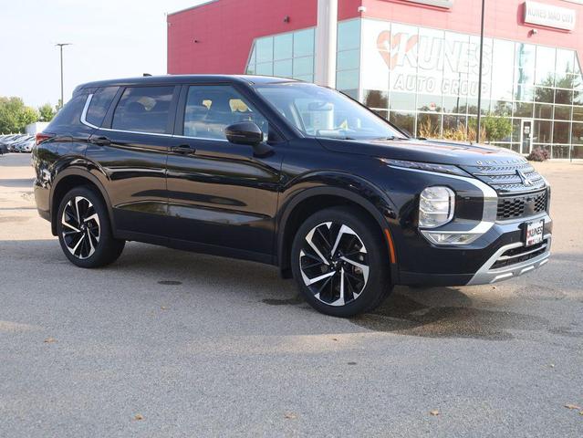 Photo of 2024 Labrador Black Pearl Mitsubishi Outlander