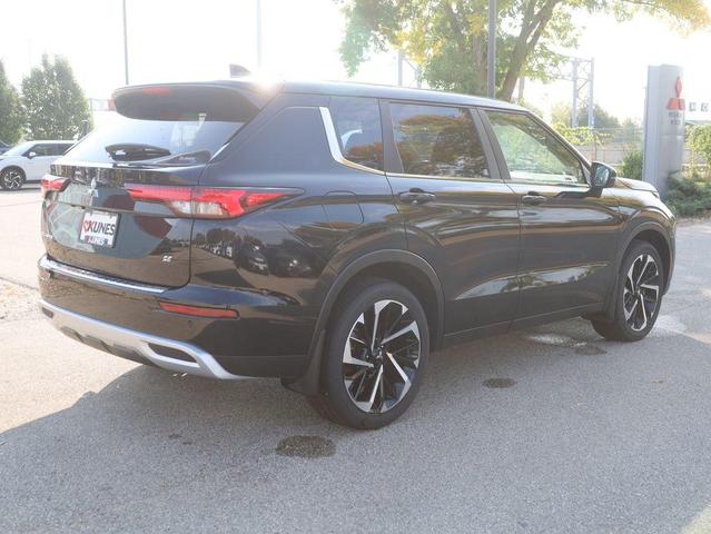 Photo of 2024 Labrador Black Pearl Mitsubishi Outlander