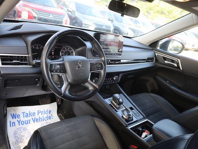 Photo of 2024 Labrador Black Pearl Mitsubishi Outlander