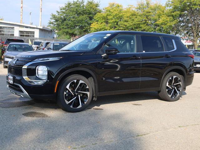 Photo of 2024 Labrador Black Pearl Mitsubishi Outlander