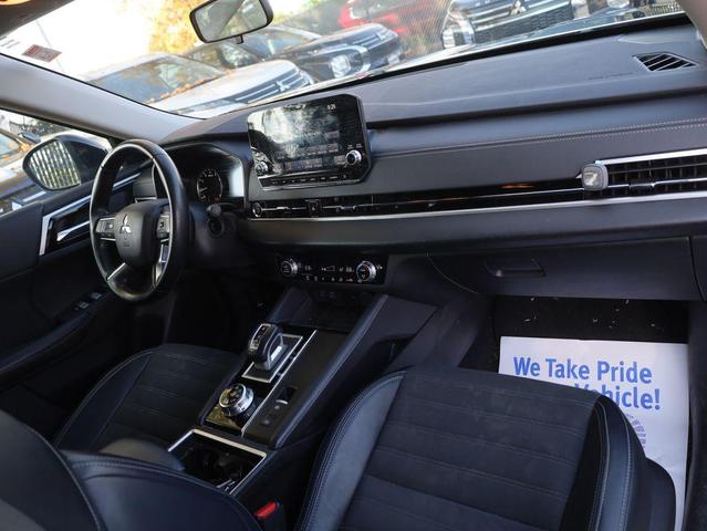 Photo of 2024 Labrador Black Pearl Mitsubishi Outlander