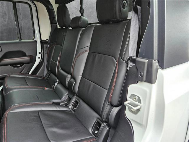 Photo of 2025 Bright White Clearcoat Jeep Gladiator