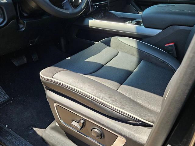 Photo of 2026 Diamond Black Crystal Pearlcoat RAM 1500