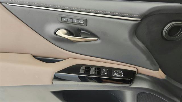Photo of 2023 Iridium Lexus ES 350