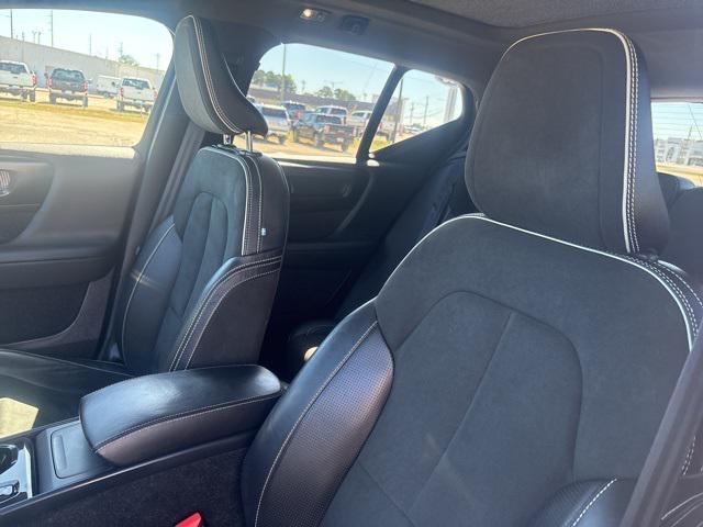 Photo of 2020 Crystal White Metallic Volvo XC40
