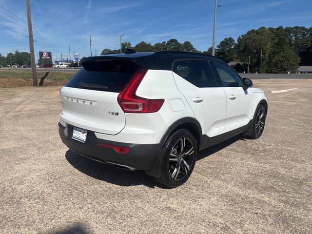 Photo of 2020 Crystal White Metallic Volvo XC40
