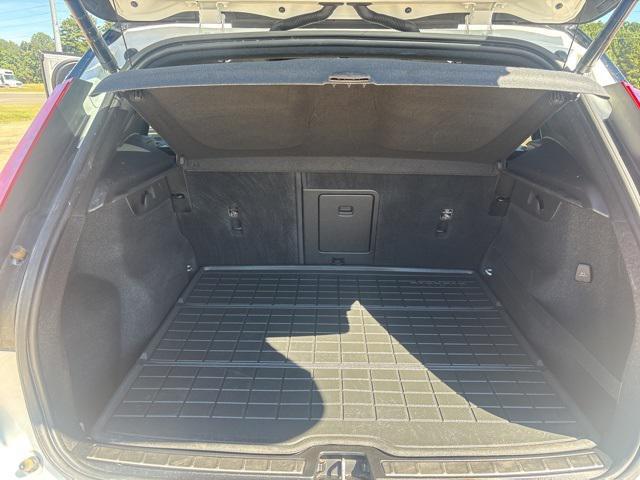 Photo of 2020 Crystal White Metallic Volvo XC40