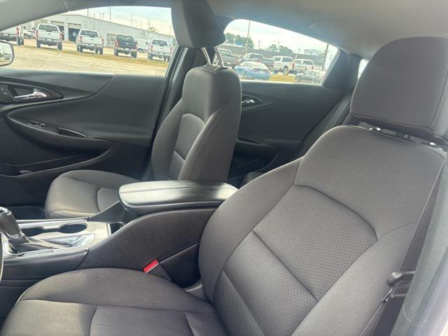 Photo of 2018 White Chevrolet Malibu