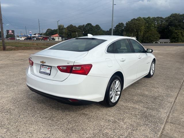 Photo of 2018 White Chevrolet Malibu