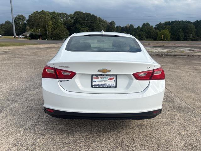 Photo of 2018 White Chevrolet Malibu