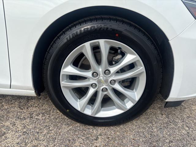 Photo of 2018 White Chevrolet Malibu