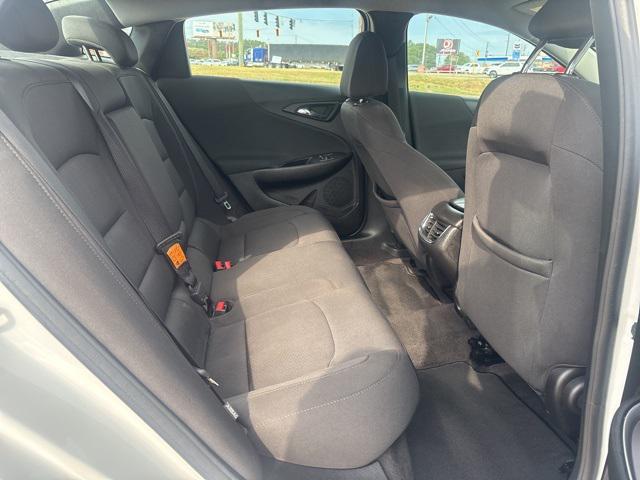 Photo of 2018 White Chevrolet Malibu