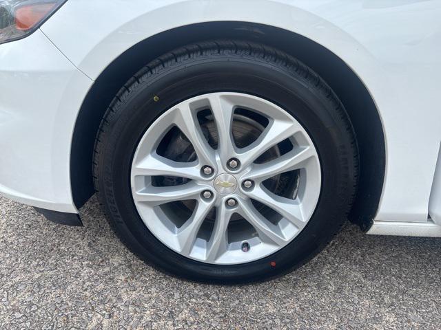 Photo of 2018 White Chevrolet Malibu