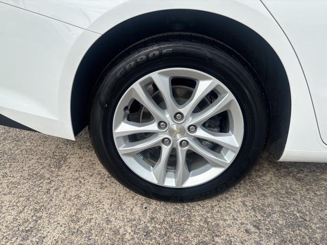 Photo of 2018 White Chevrolet Malibu