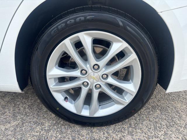 Photo of 2018 White Chevrolet Malibu