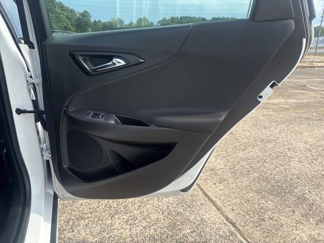 Photo of 2018 White Chevrolet Malibu