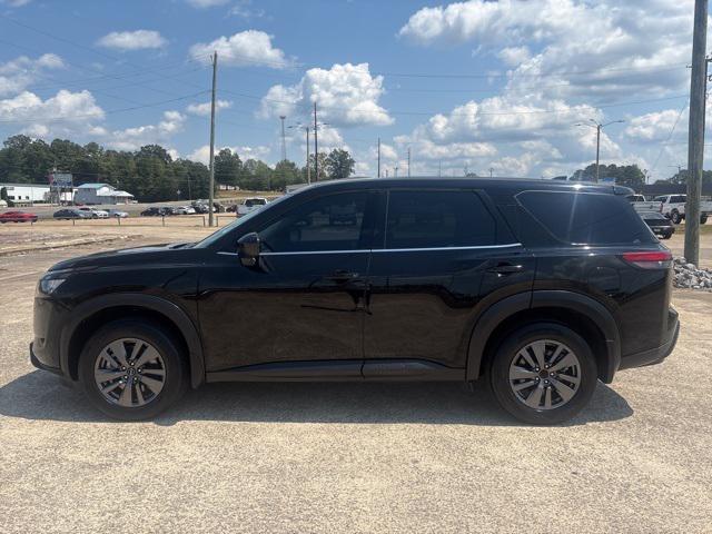 Photo of 2024 Super Black Nissan Pathfinder