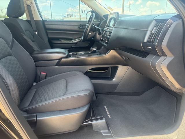 Photo of 2024 Super Black Nissan Pathfinder