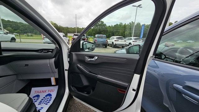 Photo of 2025 Star White Metallic Tri-Coat Ford Escape PHEV