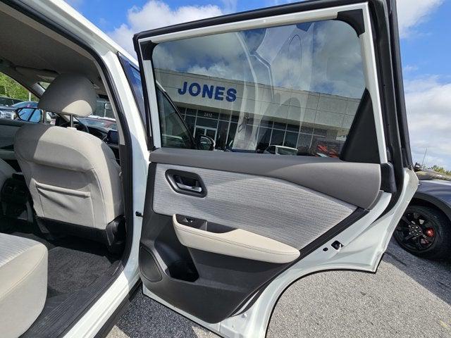 Photo of 2021 Pearl White Tricoat Nissan Rogue
