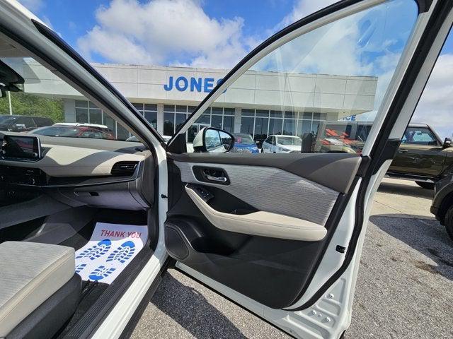 Photo of 2021 Pearl White Tricoat Nissan Rogue