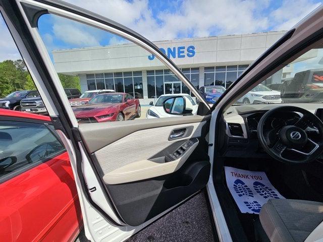Photo of 2021 Pearl White Tricoat Nissan Rogue