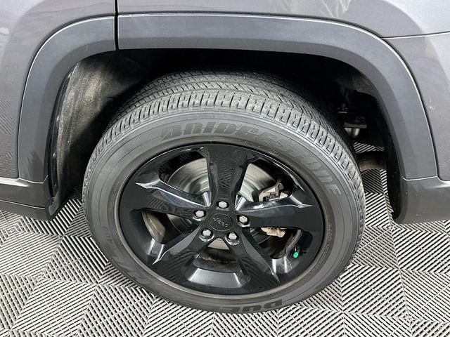 Photo of 2022 Metallic Jeep Grand Cherokee L