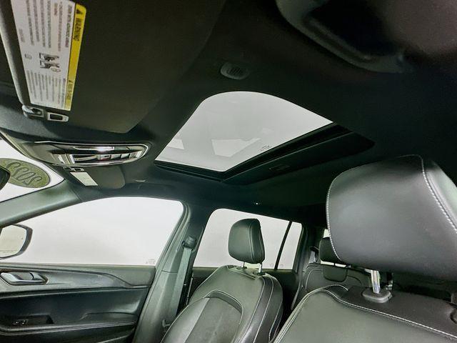 Photo of 2022 Metallic Jeep Grand Cherokee L