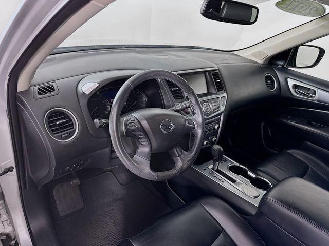Photo of 2017 Brilliant Silver Metallic Nissan Pathfinder