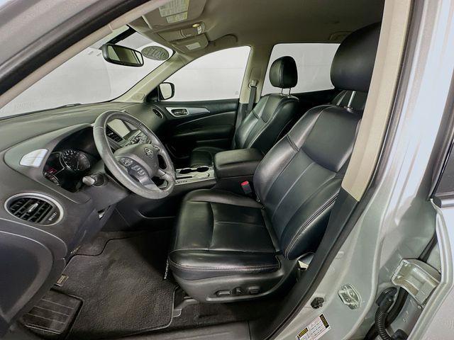 Photo of 2017 Brilliant Silver Metallic Nissan Pathfinder