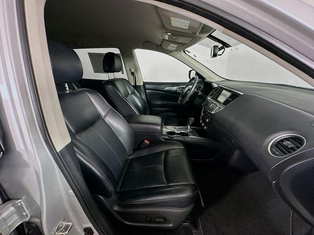 Photo of 2017 Brilliant Silver Metallic Nissan Pathfinder