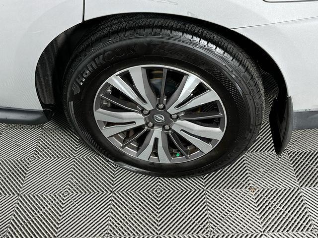 Photo of 2017 Brilliant Silver Metallic Nissan Pathfinder